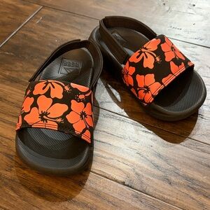 Reef Kids' Black and Coral Floral Sandals